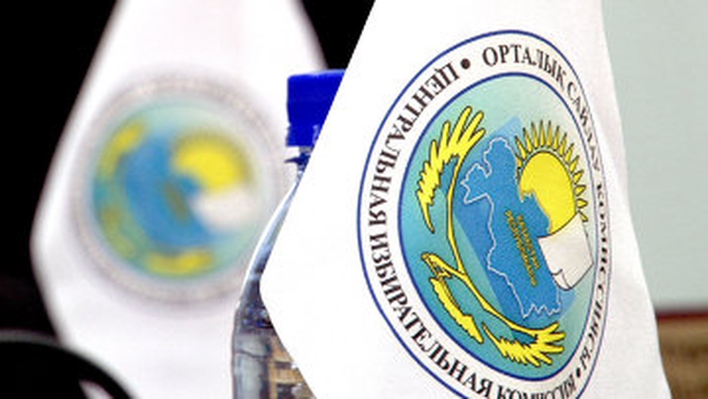 Настольный флажок с изображением логотипа Центрального избирательного комитета. Фото с сайта newskaz.ru