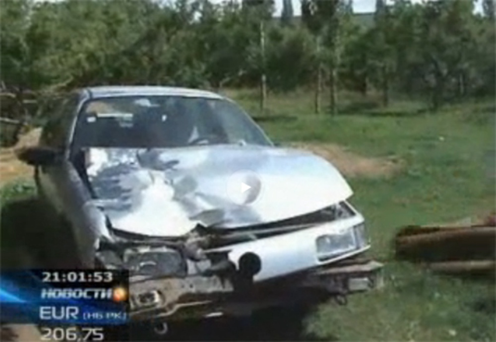 Автомобиль, которым были сбиты две школьницы в поселке Каратобе. Кадр телеканала КТК.
