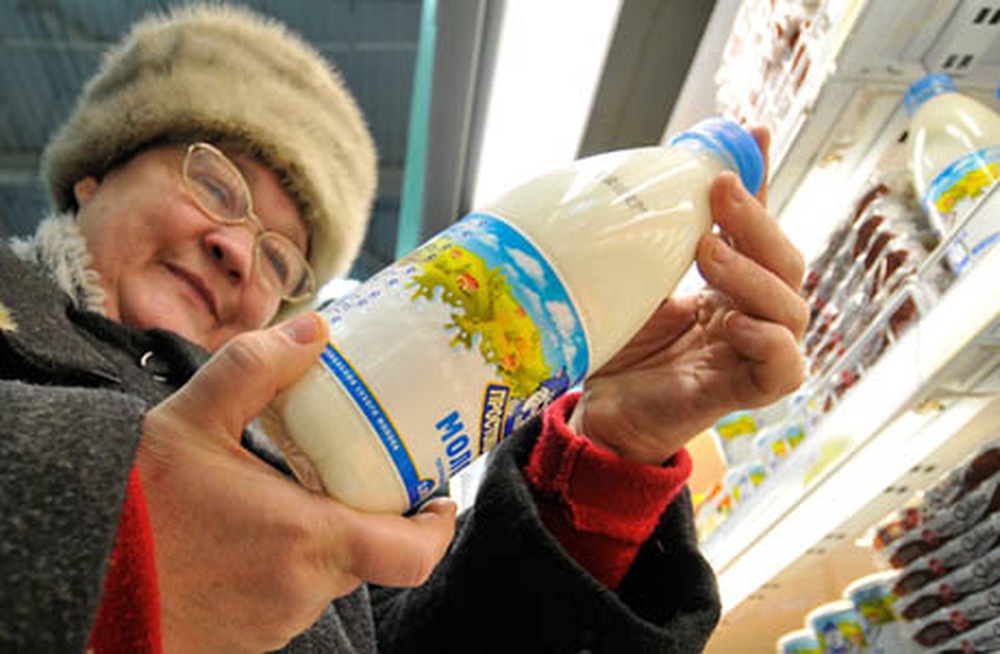 Пенсионерка выбирает молоко в магазине. ©РИА Новости
