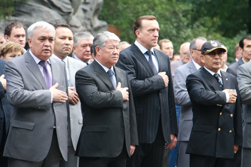Руководство города Алматы во время исполнения гимна. ©Айжана Тугельбаева
