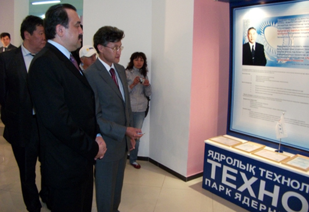Премьер-министр Карим Масимов знакомится с работой Национального ядерного центра Казахстана в Курчатове. ©tengrinews.kz