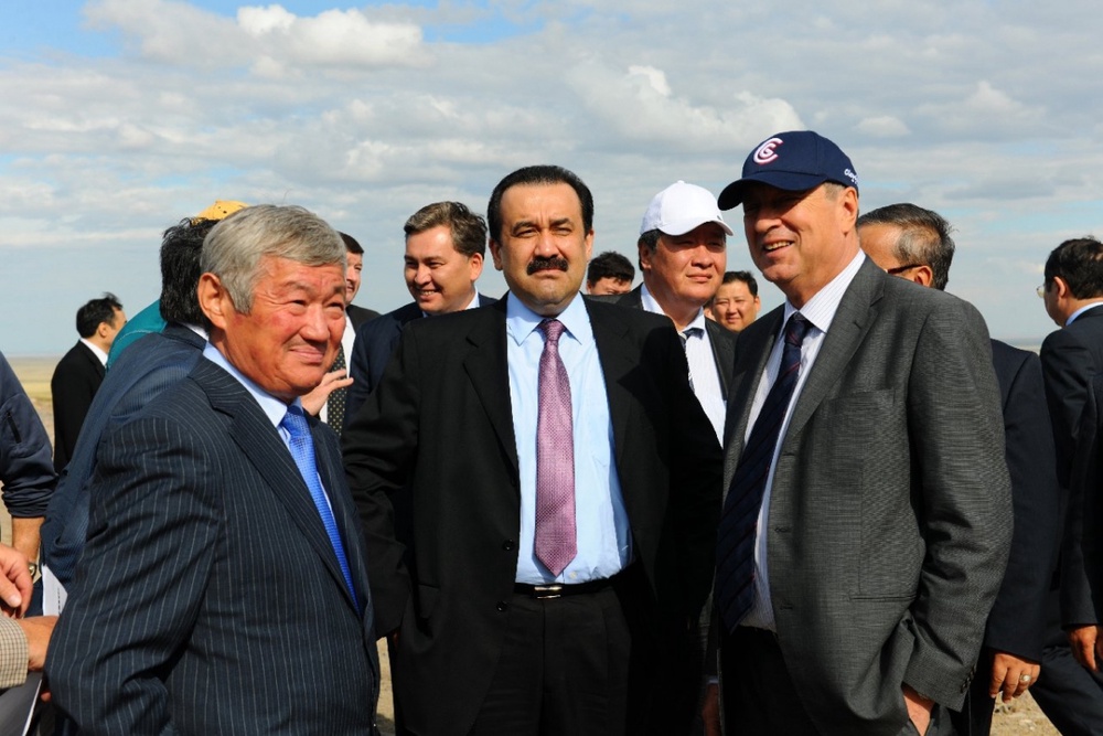 С Б.Сапарбаевым и В.Школьником. Фото пресс-службы премьер-министра Казахстана
