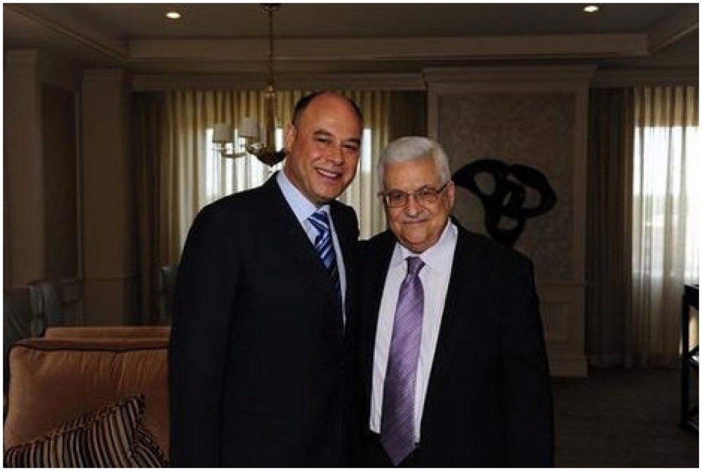 Иссам Хорани с главой Палестины Махмудом Аббасом. Фото с сайта news.walla.co.il