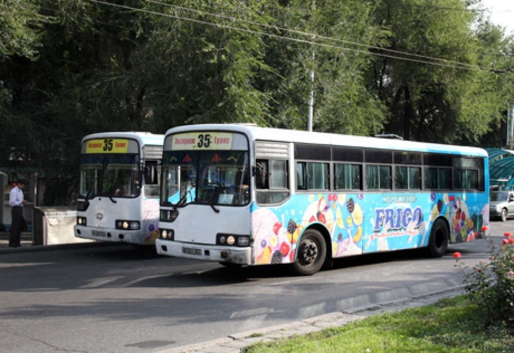 Автобусы на проспекте Абая в Алматы. ©Ярослав Радловский