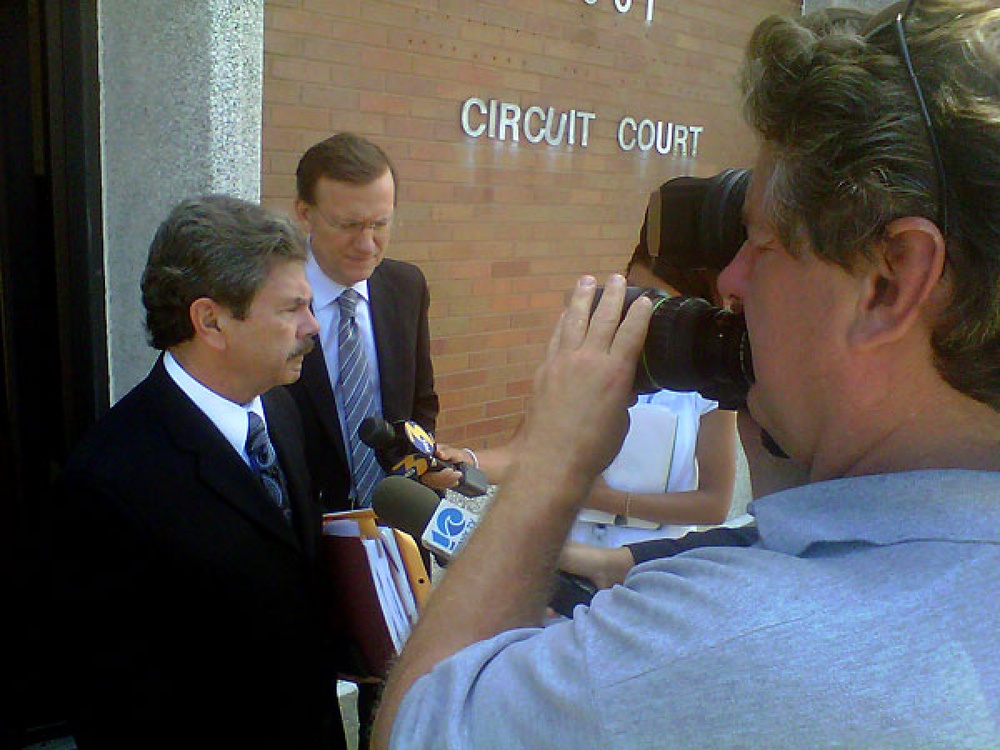 Адвокат Карлтон Беннет(слева) возле здания суда Портсмута. Фото с сайта ©hamptonroads.com