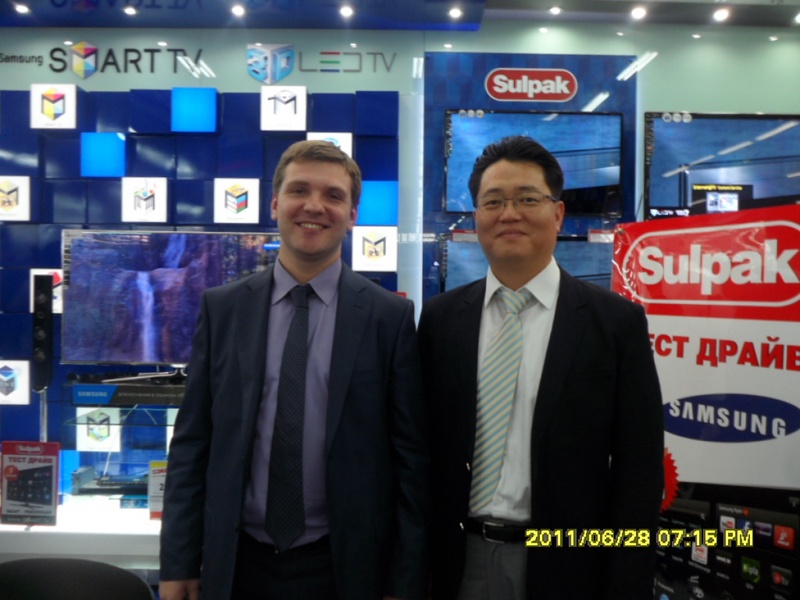 Коммерческий директор сети магазинов электроники Sulpak Максим Бунякин и бизнес-менеджер компании Samsung Вун Ву Ким
