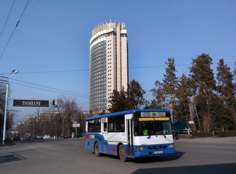 Проспект Достык в Алматы. Фото с сайта fotobus.msk.ru