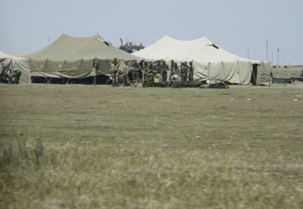 Между поселками Шубарши и Кенкияк разбит военный лагерь