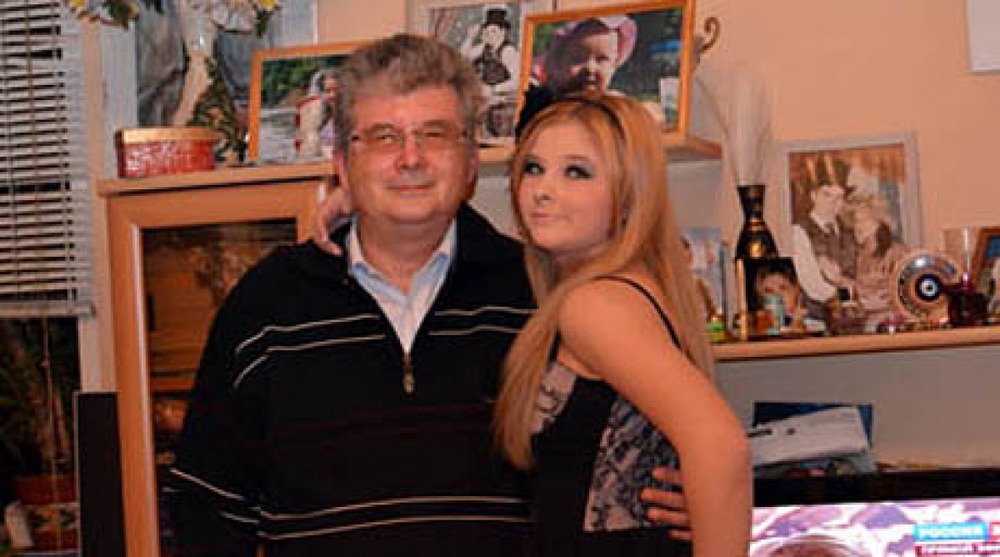 Виктория со своим отцом Робертом. Фото с сайта lifenews.ru