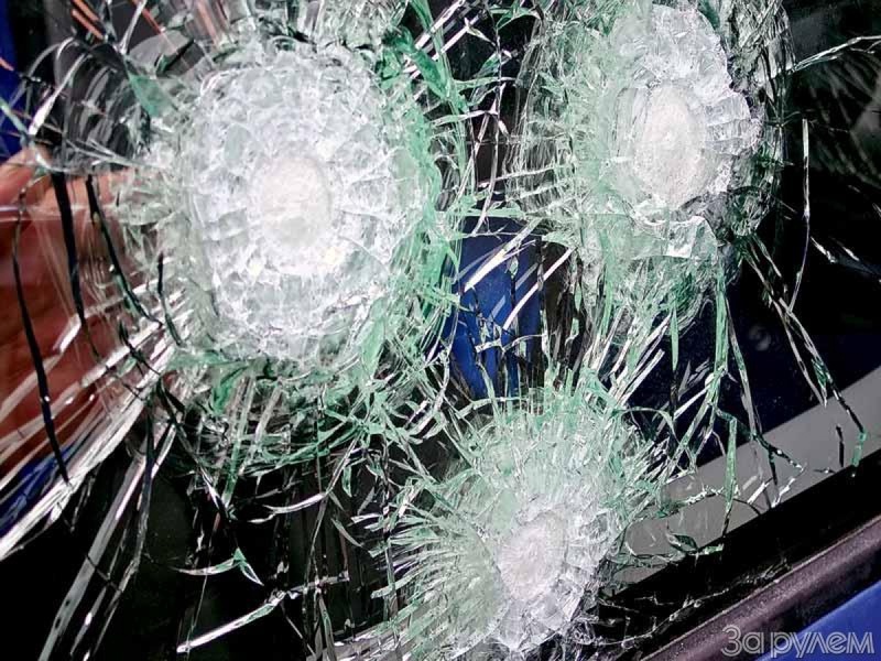 Пулевые отверстия в лобовом стекле. Фото с сайта zr.ru