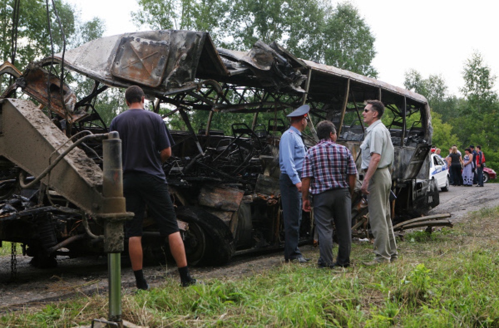 На месте происшествия, где столкнулся пассажирский автобус с КАМАЗом. ©РИА НОВОСТИ