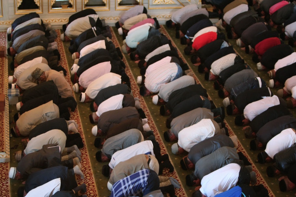 Мусульмане в мечети во время молитвы. ©РИА Новости