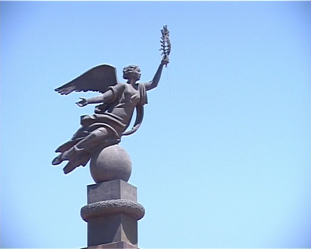 Статуя «Эркиндик» на площади «Ала-Тоо» в Бишкеке. Кадр ТРК "НТС"