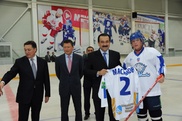 "Барыс" подарил Масимову именную форму