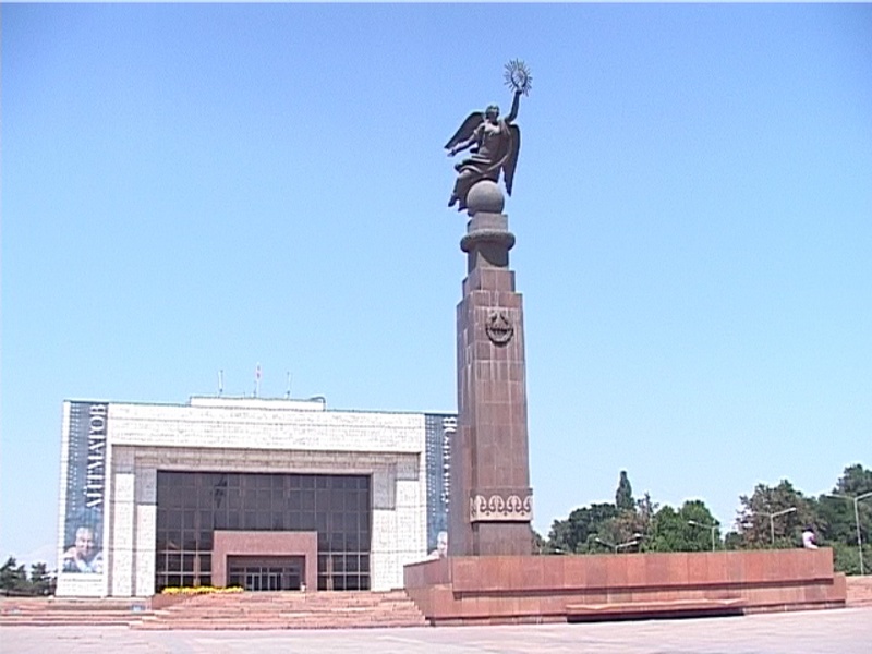 Статуя "Эркиндик" в Бишкеке. Кадр ТРК НТС
