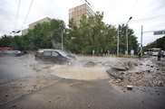 В Алматы фонтан горячей воды в 30 метров повредил 4 автомобиля
