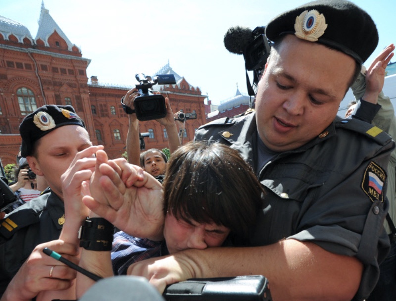 Разгон участников гей-парада в Москве. ©РИА Новости