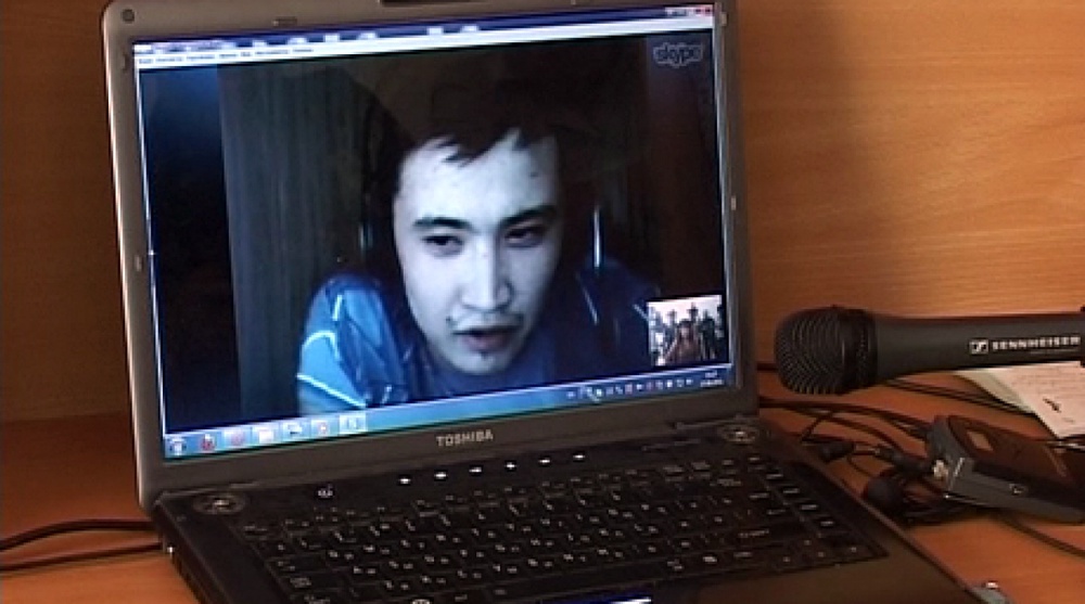 Заключенный Ерсаин Байхатов во время общения с журналистами