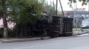 В Семее грузовик сбил несколько столбов и перевернулся