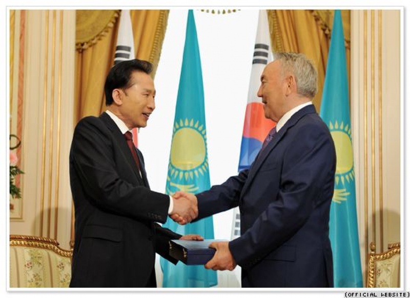 Президент Южной Кореи Ли Мен Бак и Президент Казахстана Нурсултан Назарбаев.