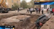 В Актобе машина провалилась в вырытую ремонтниками яму