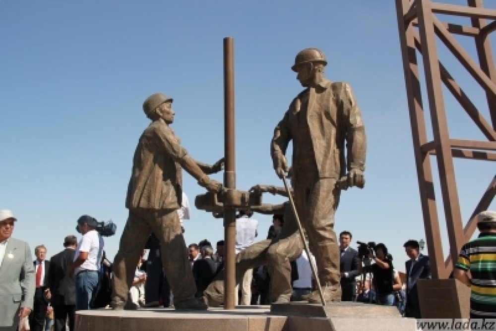 Первый памятник нефтяникам открыт в Жанаозене. Фото с сайта lada.kz