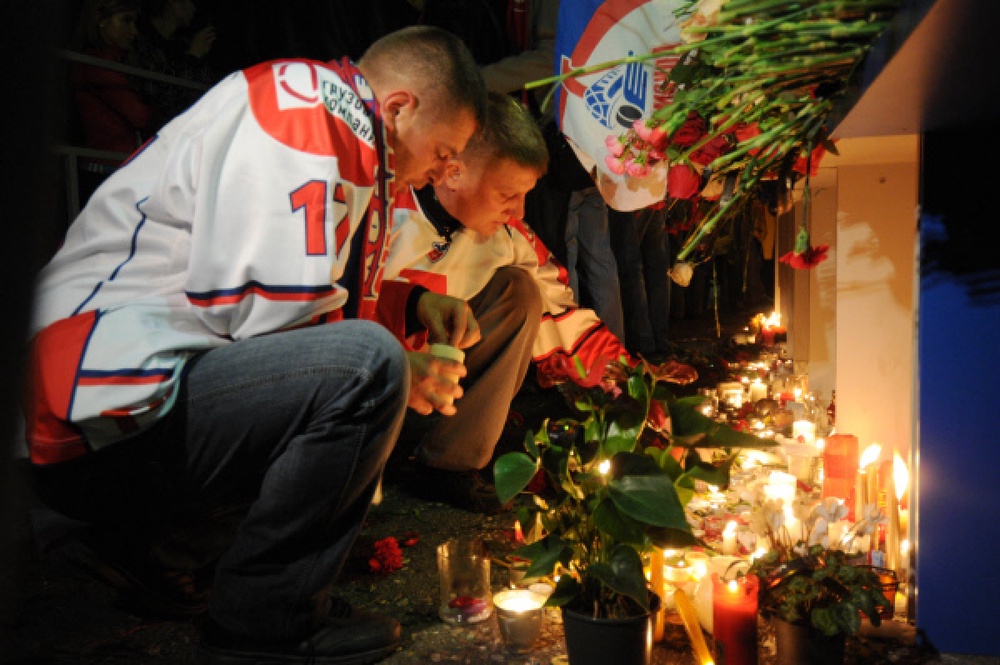 Жители Ярославля у стадиона "Арена-2000" возлагают цветы и зажигают свечи в память о погибших хоккеистах "Локомотива". ©РИА Новости