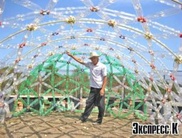 Житель Усть-Каменогорска построил теплицу из пластиковых бутылок