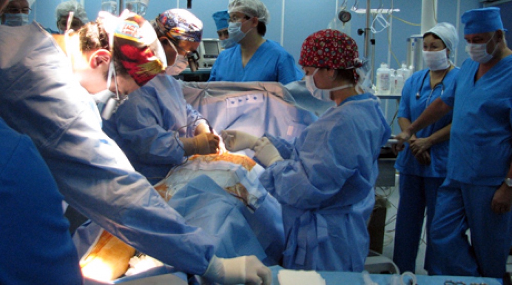 Врачи проводят мужчине операцию  на открытом сердце ©Роза Есенкулова