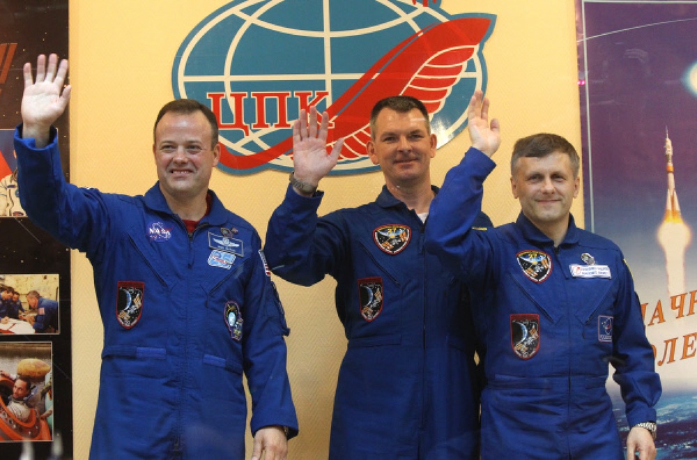 Экипаж корабля "Гагарин" (слева направо): Рональд Гаран, Александр Самокутяев и Андрей Борисенко. ©РИА Новости