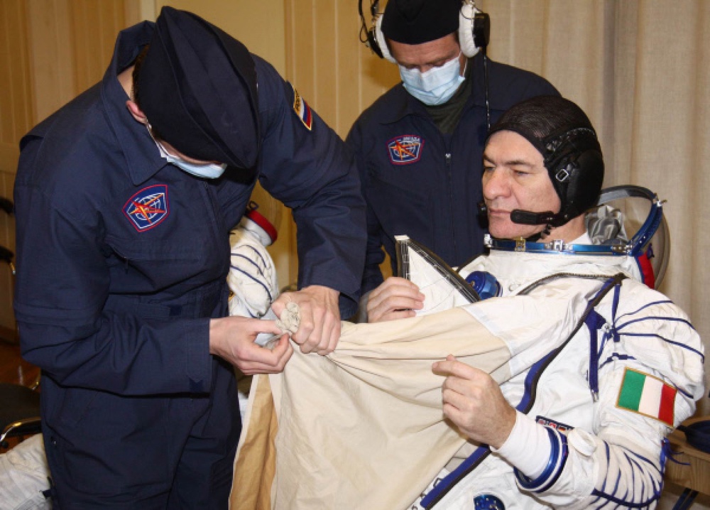 Космонавт Паоло Несполи (справа) на тренировке в тренировочном центре космодрома Байконур. ©РИА НОВОСТИ