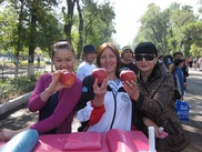 ФОТО: Алматинцы померились яблоками на Apple Fest