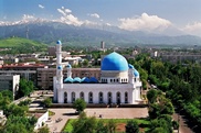 Центральная мечеть Алматы расположена по направлению к кибле