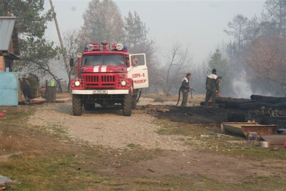 В тушении пожара были задействованы пожарные расчеты из Риддера. Фото пресс-службы ДЧС ВКО