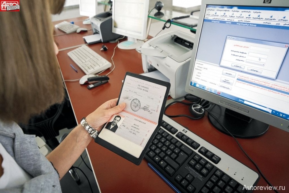 Оформление документов на получение водительских прав в Грузии. Фото с сайта nnm.ru