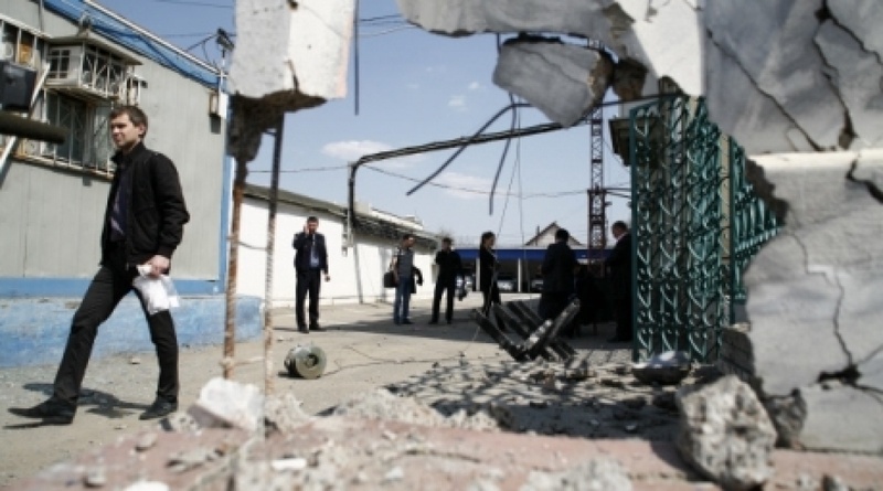 Экспертная комиссия работает на месте взрыва, который прогремел у здания волгоградского ГИБДД. ©РИА Новости