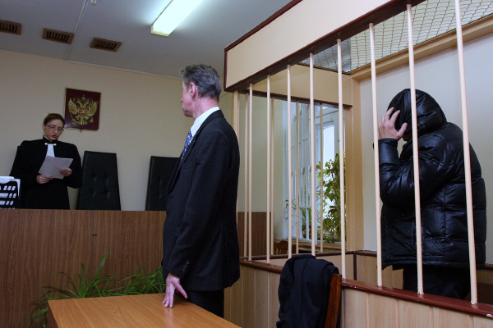 Генеральный директор ООО "Тянь-Шань" Владимир Суховеев (в капюшоне) в зале  суда. Фото ©РИА НОВОСТИ
