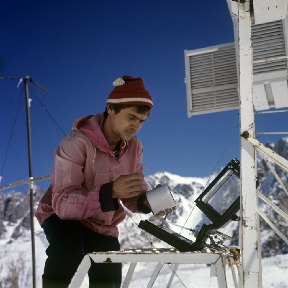 Метеоролог за работой на высокогорной метеостанции. Ледник Туюк-Су в горах Заилийского Алатау. Фото ©РИА НОВОСТИ