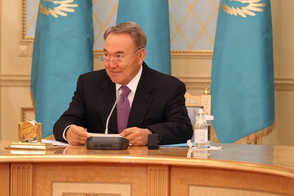 Нурсултан Назарбаев поздравляет стипендиатов