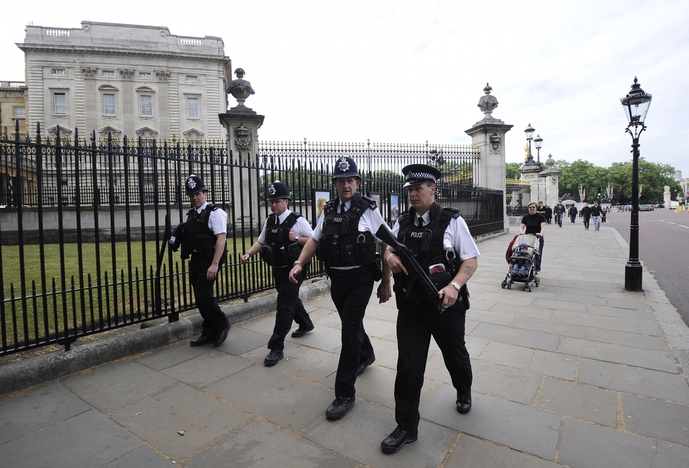Британские полицейские делают обход вокруг Букингемского дворца. ©REUTERS/Paul Hackett