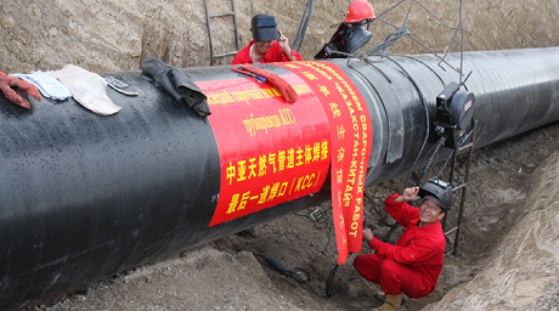 Китайские сварщики на строительстве газопровода "Казахстан-Китай". Фото ©Ярослав Радловский