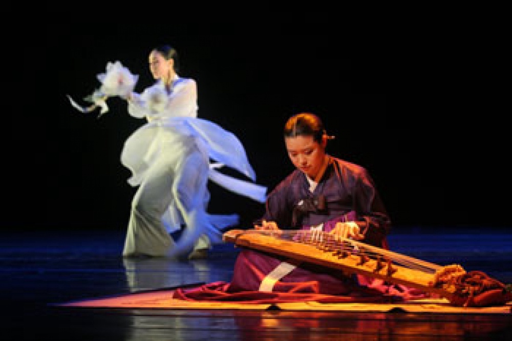 Игра на традиционном корейском инструменте "Каягым". Фото с сайта koreafest.ru