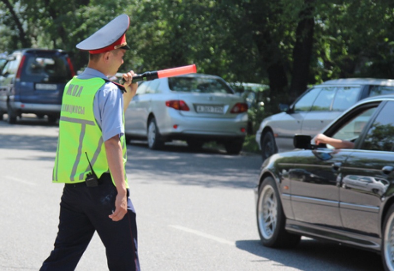 Дорожный полицейский Алматы за работой. Фото ©Ярослав Радловский