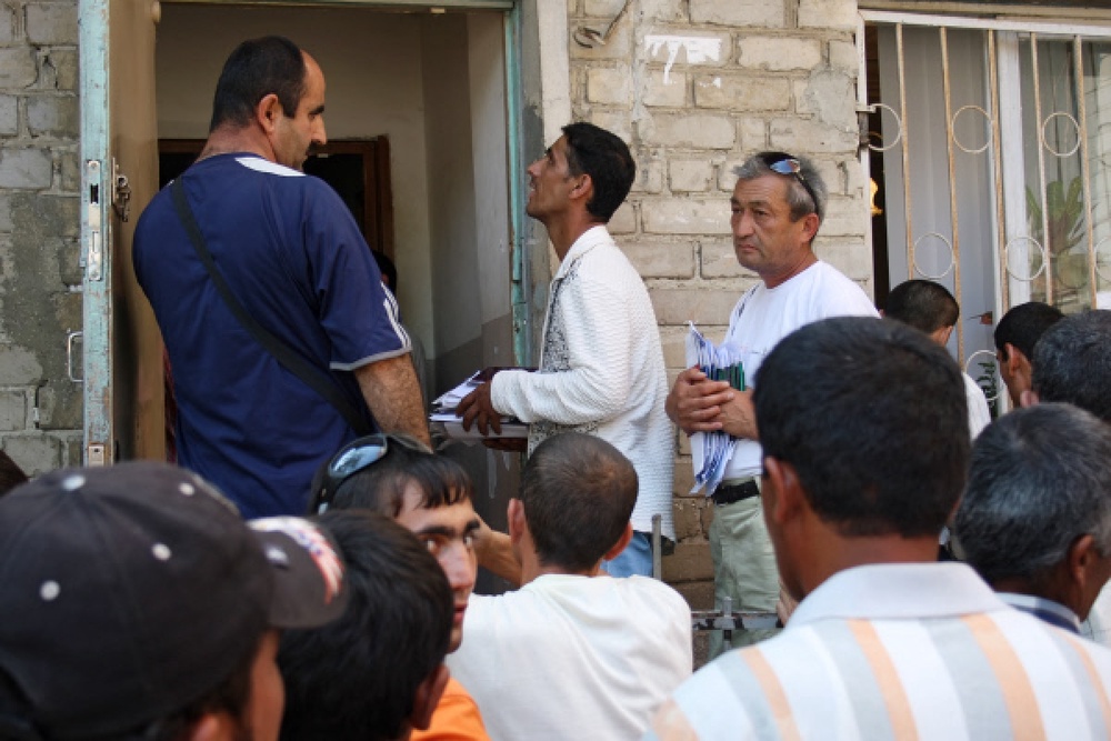 Трудовые мигранты в очереди на оформление документов. Фото ©РИА НОВОСТИ