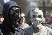 Молодежь Усть-Каменогорска в противогазах собирала выхлопные газы 