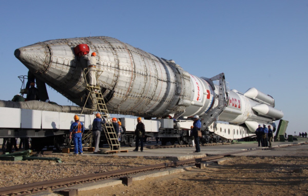 Ракета "Протон-М" с космическим аппаратом "ВиаСат-1" во время установки на стартовом комплексе космодрома "Байконур". Фото ©РИА НОВОСТИ