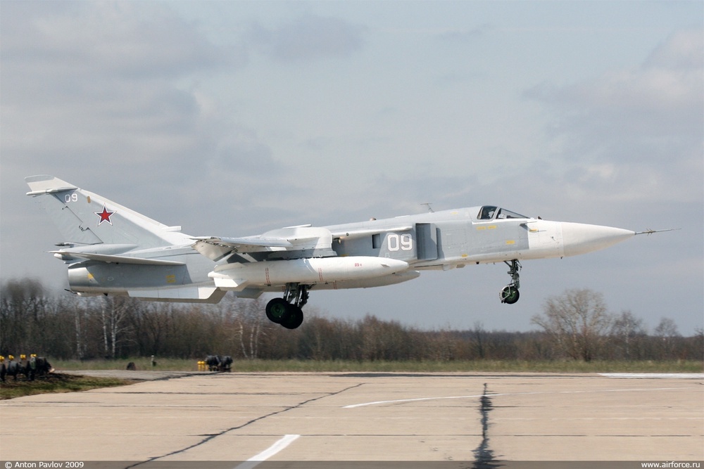 Фронтовой бомбардировщик Су-24. Фото с сайта airforce.ru