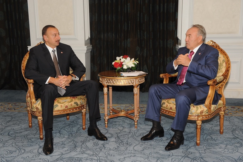 Президент Казахстана Нурсултан Назарбаев и Президент Азейрбаджана Ильхам Алиев (слева). Фото с сайта prezident.az