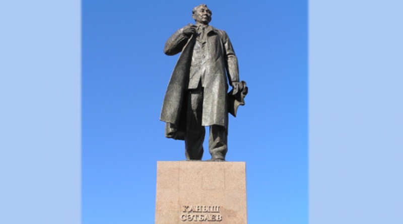 Памятник Куанышу Сатпаеву в Караганде. Фото ©tengrinews.kz