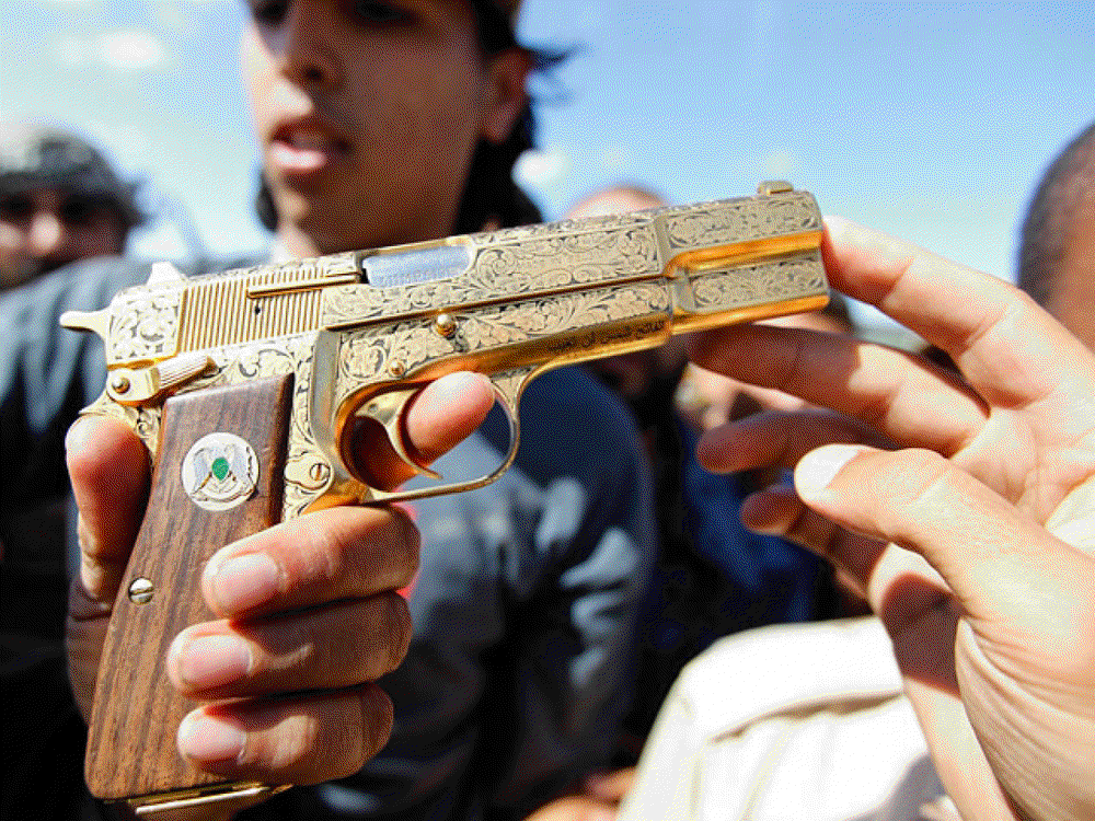 Золотой пистолет Каддафи. Фото с сайта liveinternet.ru